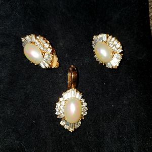 Earings and pendant  set